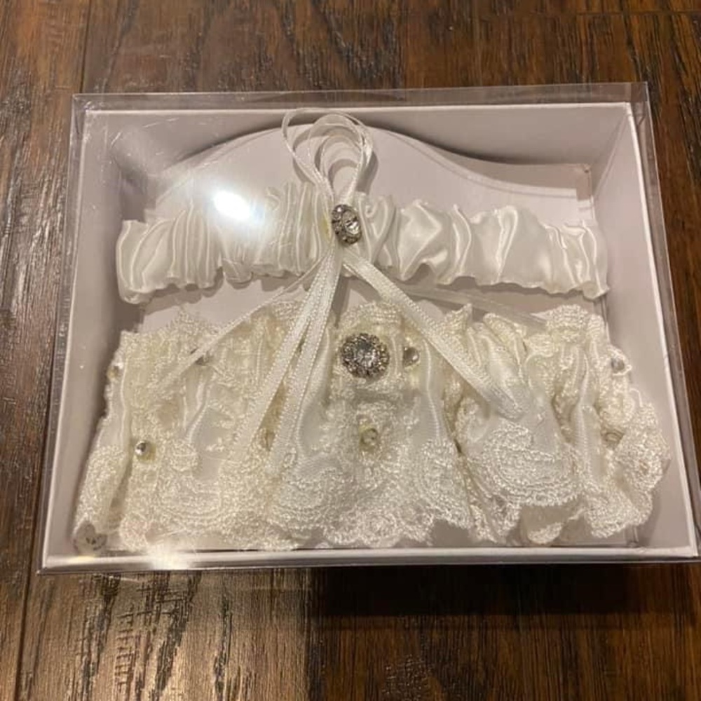 Lace bridal garter set (NEVER WORN)